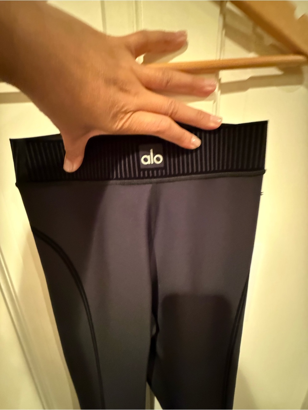 NWT ALO Yoga Black Airlift High Waist 7/8 Line Up Black Leggings XS - Picture 2 of 5